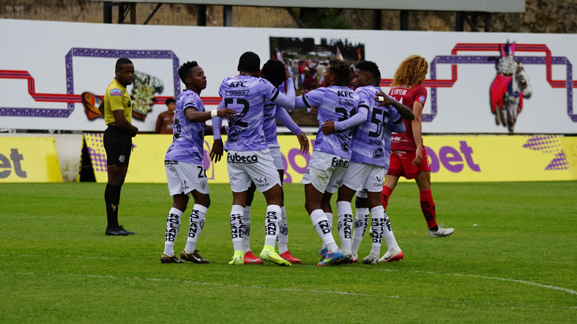 Imagen para Polos Opuestos en la LigaPro: IDV Defiende el Liderato Ante un Delfín al Borde del Abismo
